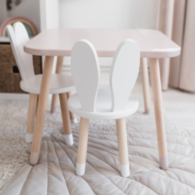 Set-masuta-patrata-roz-si-2-scaunele-iepuras-roz-si-alb