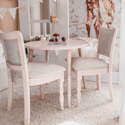 Set masa rotunda roz cu 2 scaune roz tapitate