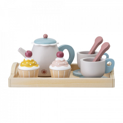 Set de joaca 8 piese din lemn Gentrim Bloomingville Mini Dimensiuni: - Lungime: 21 cm - Latime: 15,5 cm - Inaltime: 10 cm Material: lemn si placaj Varsta recomandata: 2+ ani. Vrei o ceasca de ceai si o prajitura, mami? Distreaza-te cu setul de joaca Gentr