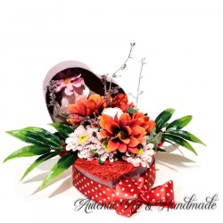Aranjament floral crizanteme in cutie inima. Personalizează Cadoul Tău