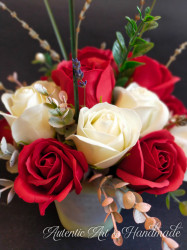 Aranjament floral cu trandafiri de sapun rosu si alb in ghiveci
