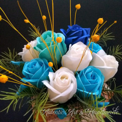 Aranjament floral din trandafiri de sapun albi si albastri