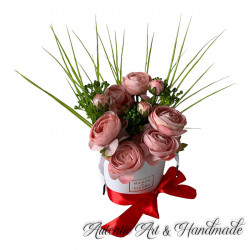 Aranjament floral cu Ranunculus roz 16x35 cm