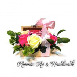 Aranjament floral trandafiri roz-sampanie in cufar lemn. Personalizează-ți Cadoul!
