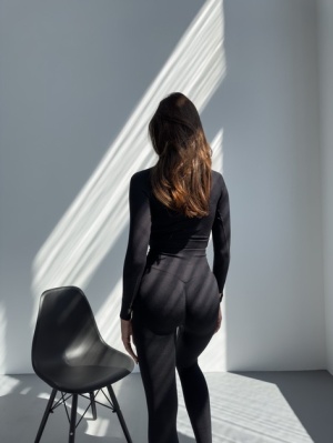 Set Negru din Două Piese cu Top și Colanți, Design Seamless, Efect Push-up Evidențierea Siluetei, Inclusiv Bluza cu Mâneci Lungi - Img 7