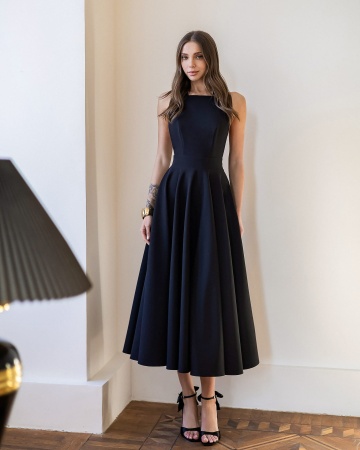 Rochie midi neagră Monroe cu cloș generos fluid și plastron structural