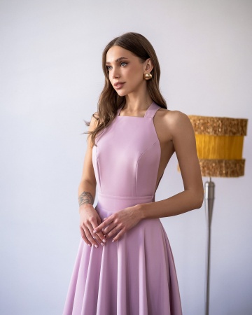 Rochie midi roz Monroe cu plastron și cloș dens generos