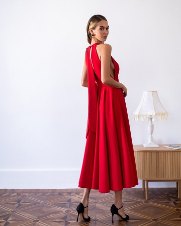 Rochie midi roșie Monroe cu panglici lungi fluide care se pierd în cloșul generos