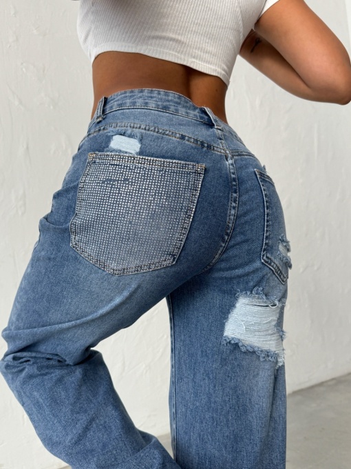 Blugi evazati elastici cu rupturi la spate si strasuri