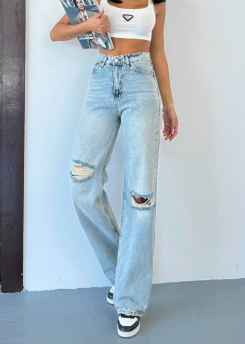 Blugi evazati cu rupturi