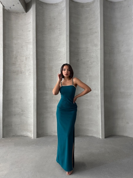 Rochie eleganta lunga cu bretele accesorizata cu perle