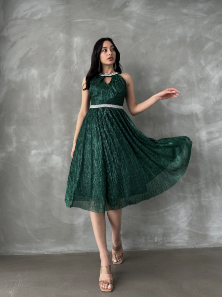 Rochie eleganta midi accesorizata cu strasuri