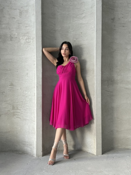 Rochie eleganta midi din voal cu accesorizata cu pampon