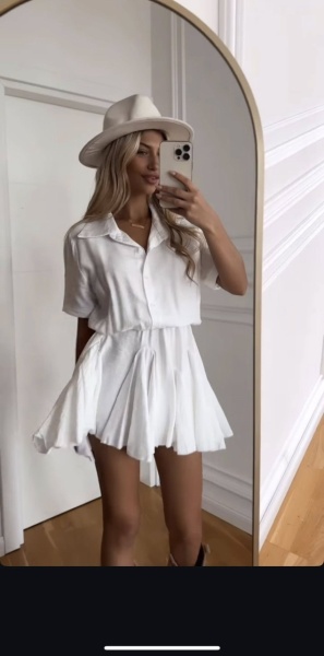 Rochie scurta cu nasturi si volane
