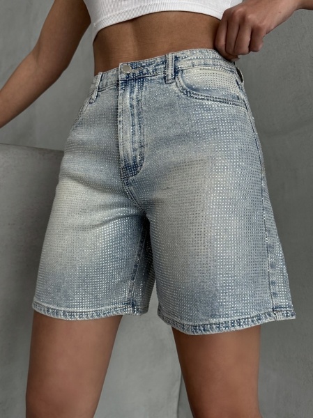 Blugi scurti elastici accesorizati cu strasuri