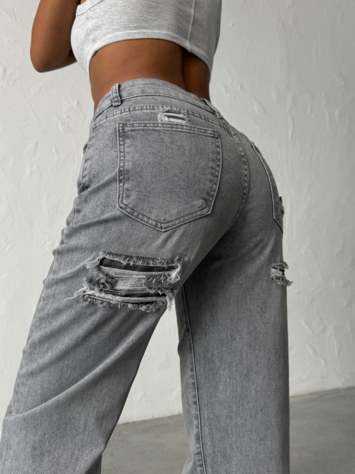 Blugi evazati cu rupturi la spate