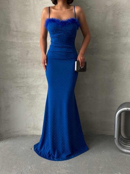 Rochie eleganta lunga accesorizata cu strasuri si puf