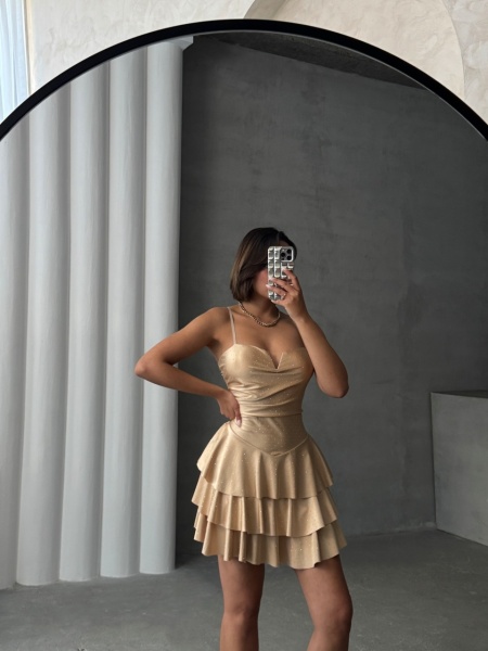 Rochie eleganta cu volane si aplicatii din strasuri