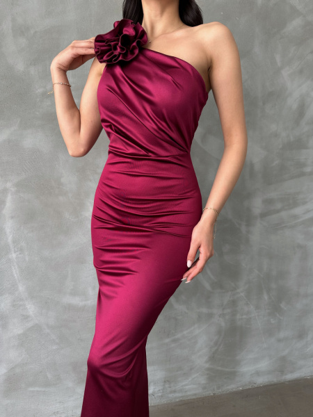Rochie eleganta midi cu umarul gol accesorizata cu pampon