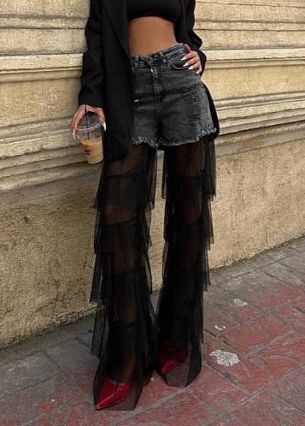 Blugi evazati elastici cu volane din tul