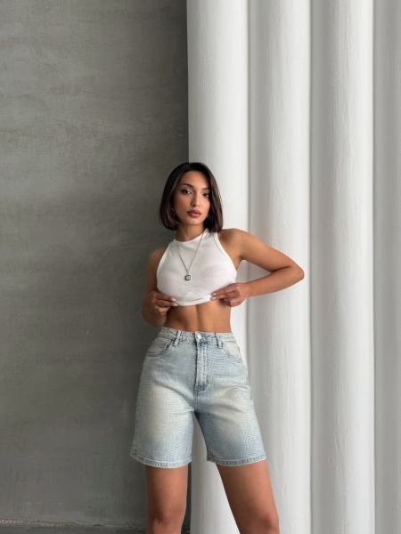 Blugi scurti elastici accesorizati cu strasuri