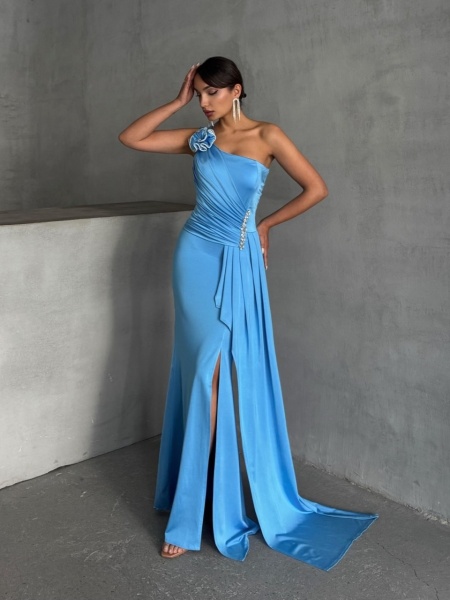 Rochie eleganta lunga din satin cu accesoriu pampon