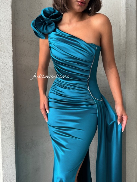 Rochie eleganta lunga din satin cu accesoriu pampon