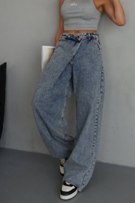 Blugi evazati cu talie asimetrica