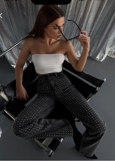 Blugi evazati usor elastici accesorizati cu strasuri - Img 4