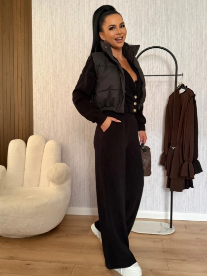 Costum din material reiat, cu jachetă scurtă și nasturi decorativi - Img 4