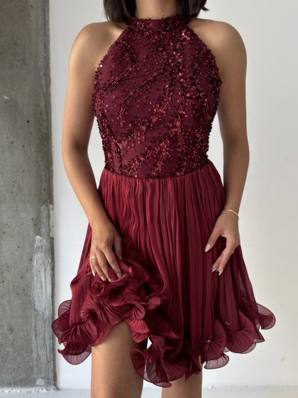 Rochie eleganta din satin creponat accesorizata cu paiete