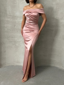 Rochie eleganta lunga din satin cu umeri goi si crapata pe picior - Img 1