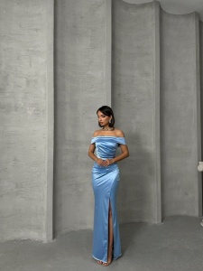 Rochie eleganta lunga din satin cu umeri goi si crapata pe picior - Img 8