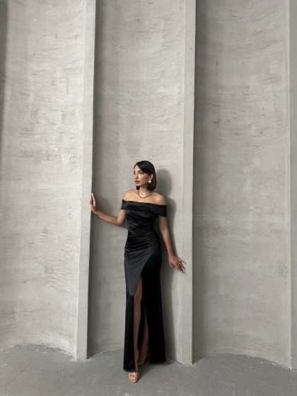 Rochie eleganta lunga din satin cu umeri goi si crapata pe picior - Img 4