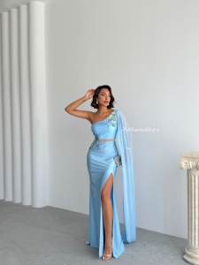 Rochie lunga eleganta cu detalii din paiete si trena fluida pe maneca - Img 4