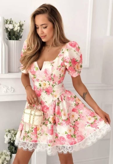 Rochie scurtă cu imprimeu floral si garnitura din dantela