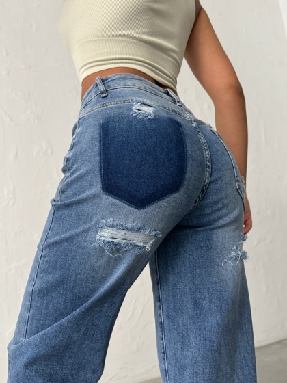 Blugi evazati cu rupturi la spate