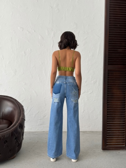 Blugi evazati cu rupturi la spate