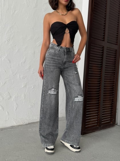 Blugi evazati cu rupturi si aplicatii din strasuri