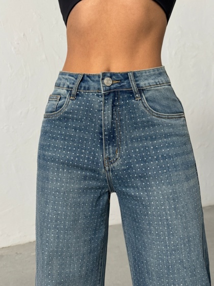 Blugi evazati elastici accesorizati cu strasuri