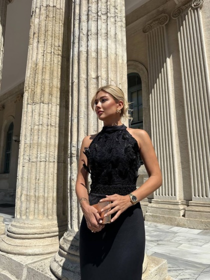 Rochie eleganta accesorizata cu pene si perle