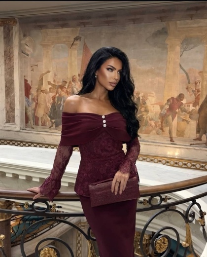 Rochie eleganta cu dantela si detaliu nasturi