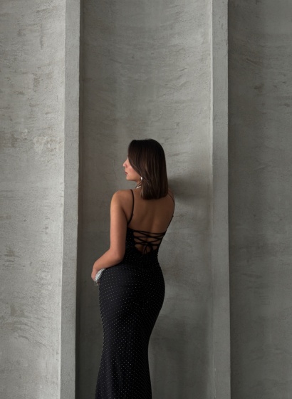 Rochie eleganta cu siret la spate accesorizata cu strasuri - Img 3