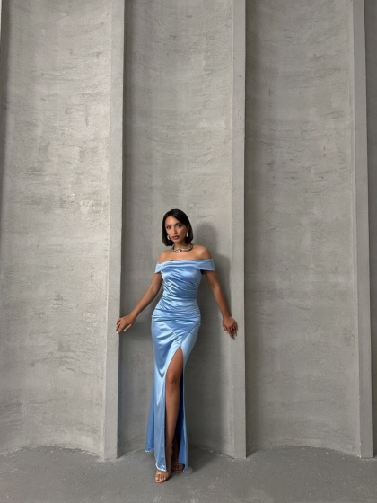 Rochie eleganta lunga din satin cu umeri goi si crapata pe picior - Img 6