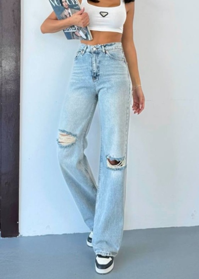 Blugi evazati cu rupturi
