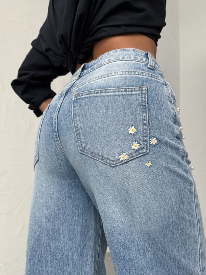 Blugi evazati elastici cu perle si insertii florale - Img 5