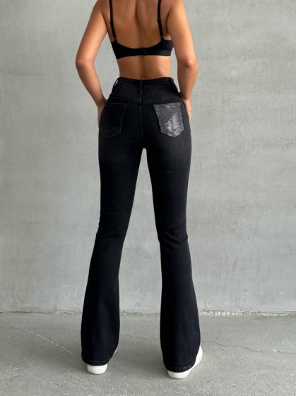 Blugi evazati elastici decorati cu strasuri pe posterior