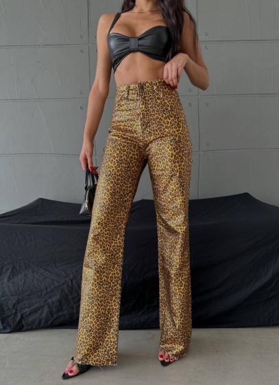 Pantaloni evazati cu aspect lucios animal print