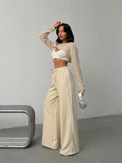 Pantaloni evazati cu detaliu dungi