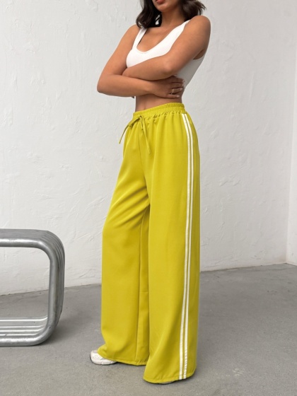 Pantaloni evazati cu detaliu dungi